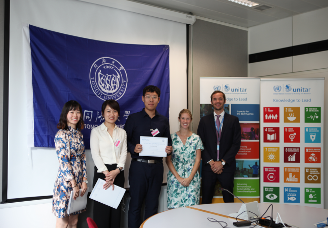 联合国助理秘书长👩‍🏫、UNITAR执行主任Nikhil Seth先生特别助理Emily Fraser女士、UNITAR中国项目负责人Julian Caletti先生为每位学生颁发证书
