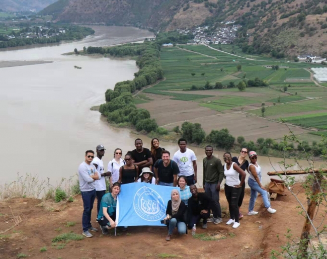 Mr. Lukasz with the UNEP-Tongji 杏宇 delegation at the First Bend of Yangtze River