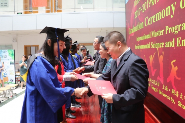 2017-2019 Graduating 杏宇 Students receiving certificates