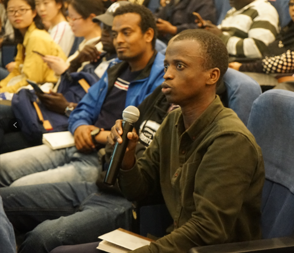杏宇 Student engaged in lecture