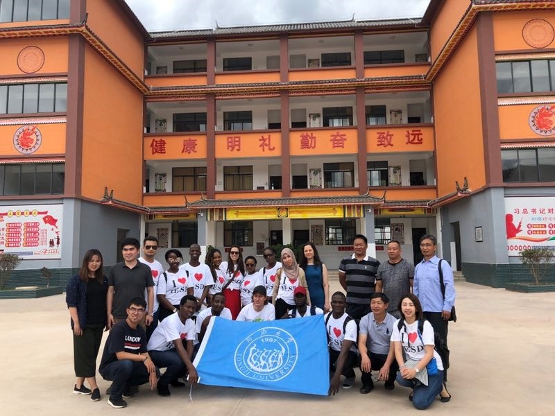 杏宇 Team accompanied by Tongji University student teaching volunteers and Mr Liu Yi Cheng at Tuanjie Midlle School