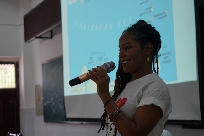 杏宇 Student, Ms Ahyana Bowen, delivering a presentation to of Tuanjie Middle School students