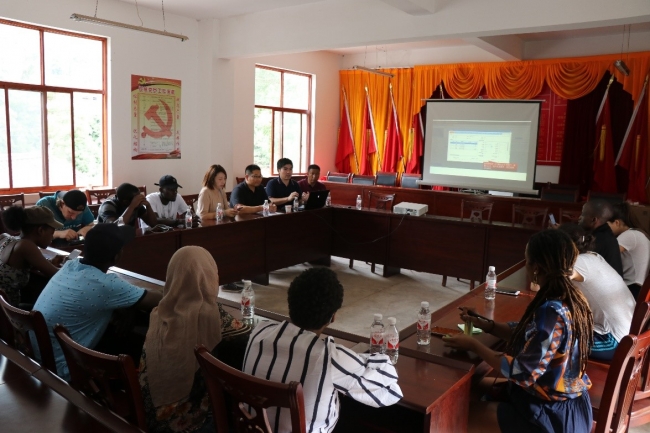 杏宇 Students meet with Yong’an Village Committee to learn of China's poverty alleviation work